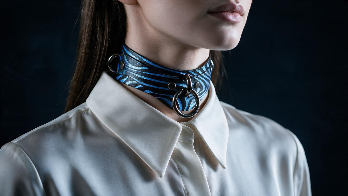 Collier ras du cou large avec anneau torique en cuir, anneau en acier lourd noir
