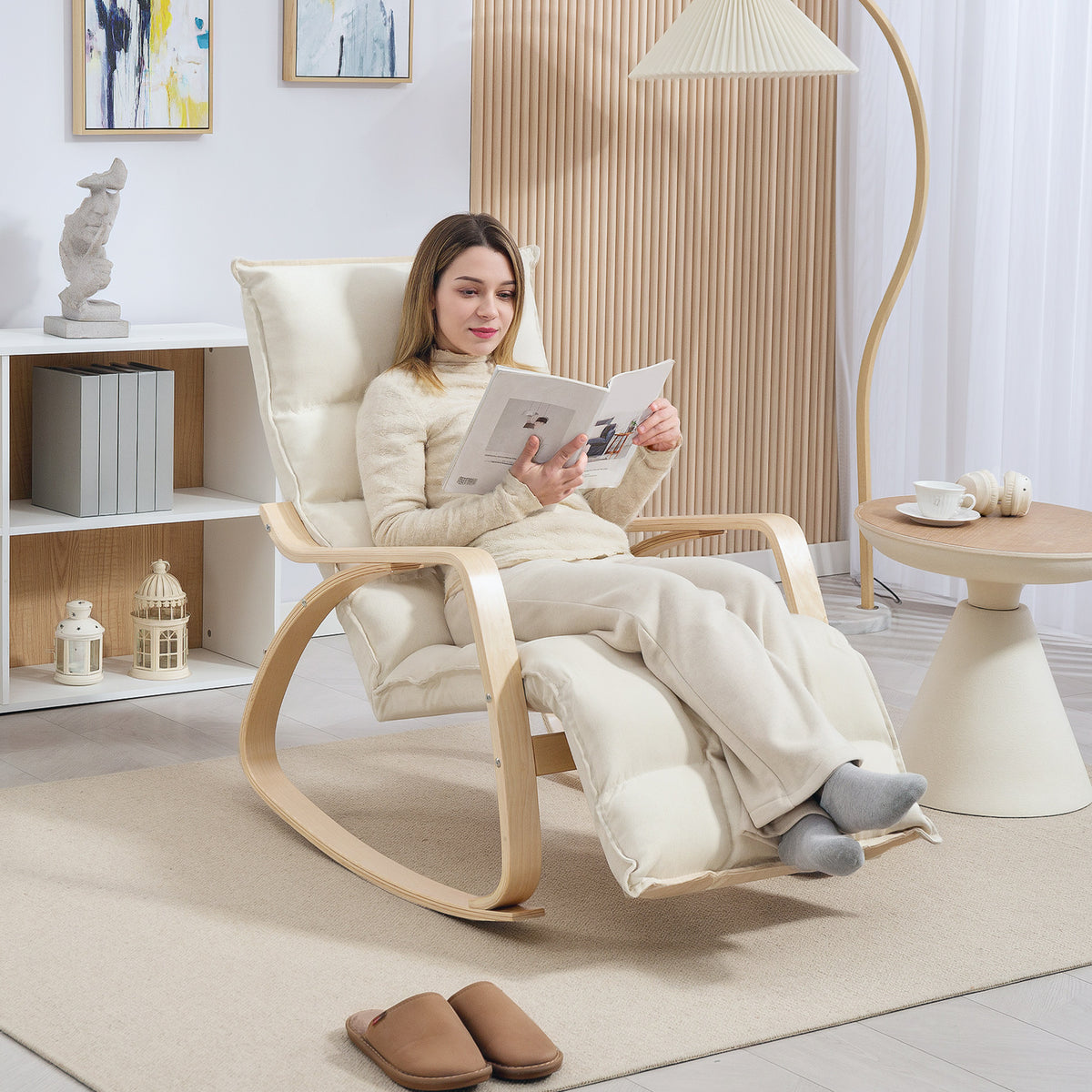 Fauteuil à bascule avec repose-pieds ajustable, rocking chair avec pieds en bois de bouleau, 67 x 106-123 x 92 cm, crème