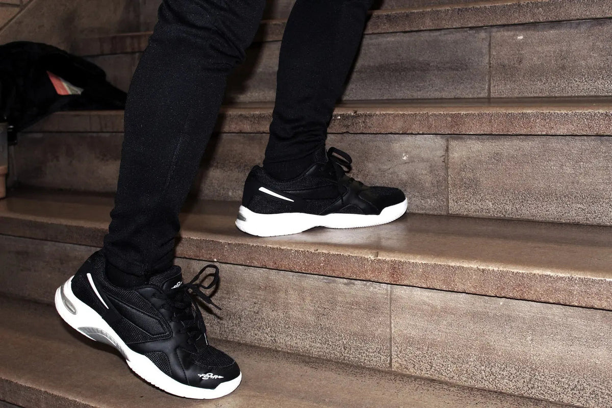 Chaussures de marche noires tout-en-un pour hommes, avec maintien ferme de la voûte plantaire, confort et performance