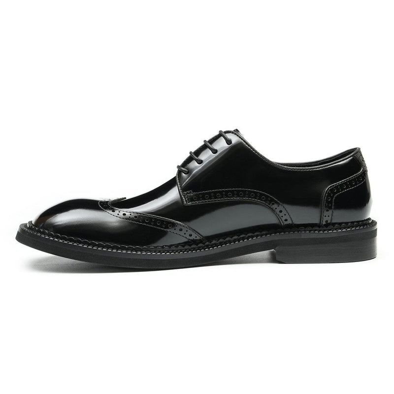 Derbies classiques pour homme en veau verni glacé à lacets de type brogue